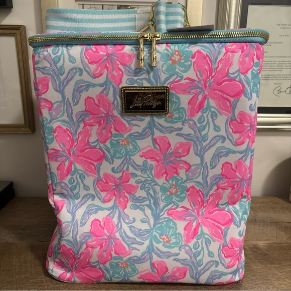 Lilly Pulitzer Handbags - Lilly Pulitzer Insulated Wine Carrier With Carrying Strap - Beachside Haven NWT